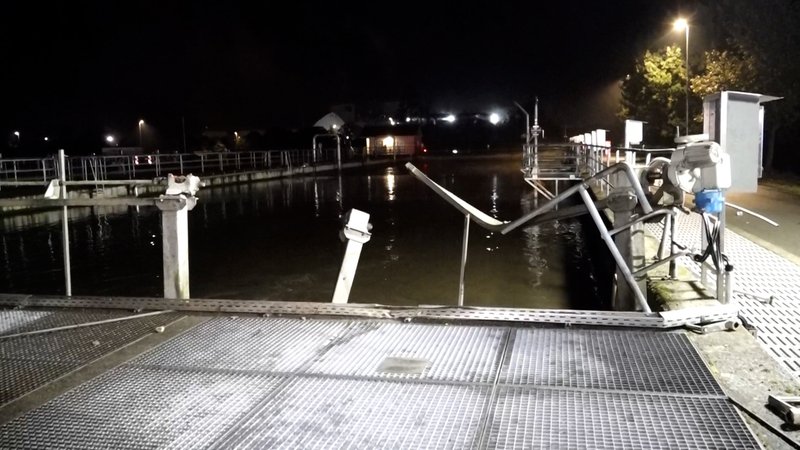 Ein Klärbecken mit durchbrochenem Geländer. | Bild: Bayerischer Rundfunk 2024 Ein Klärbecken mit durchbrochenem Geländer.