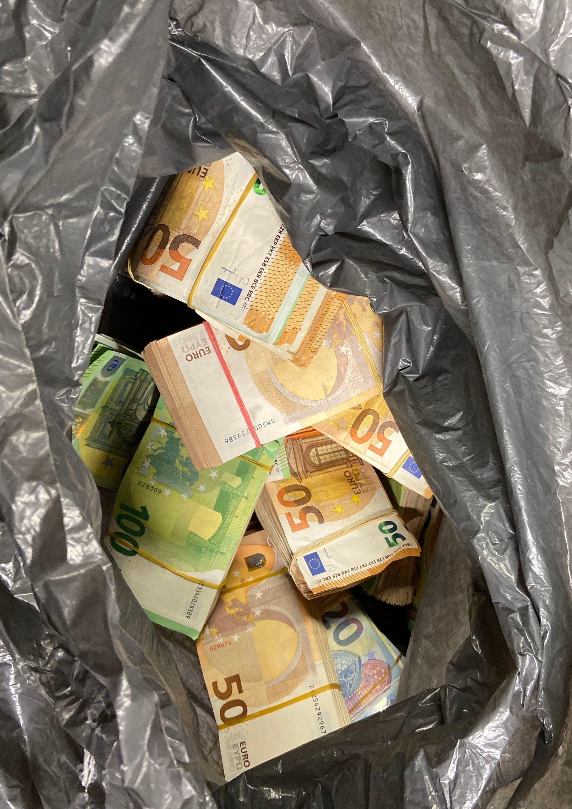 Bündel von Geldscheinen in einer Plastiktüte