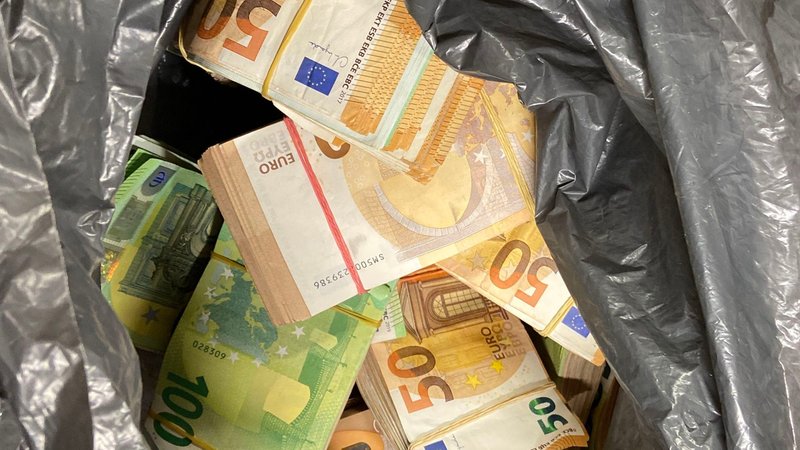 Bündel von Geldscheinen in einer Plastiktüte | Bild: Polizeipräsidium Niederbayern Bündel von Geldscheinen in einer Plastiktüte