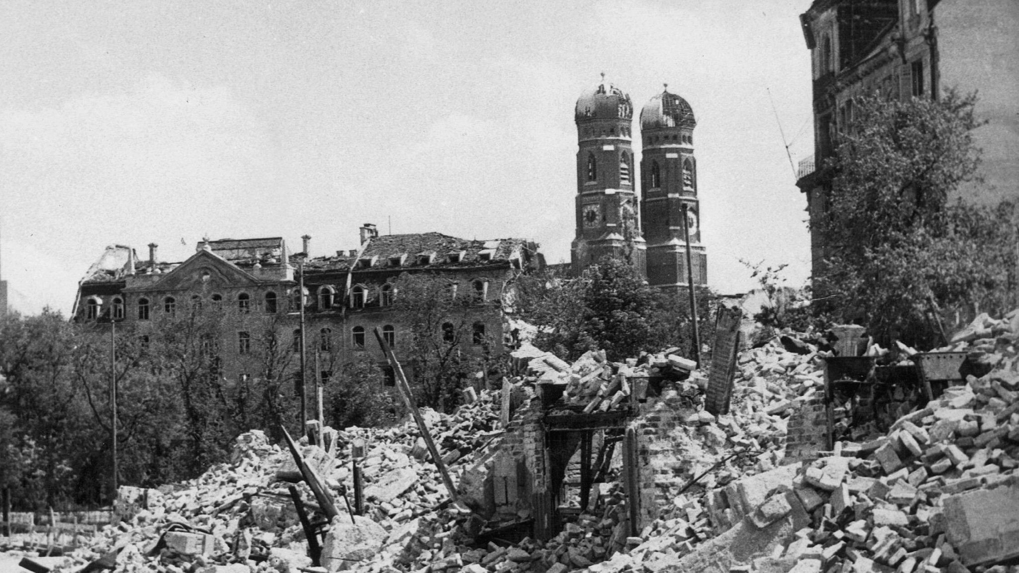 Die Münchner Frauenkirche hinter Trümmern und Schutt. | Bild: picture alliance / SZ Photo | Fotoarchiv Otfried Schmidt Die Münchner Frauenkirche hinter Trümmern und Schutt.