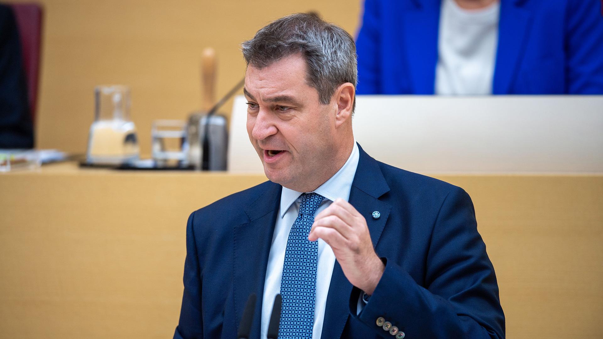 Markus Söder (CSU), Ministerpräsident von Bayern, trägt bei der Plenarsitzung im bayerischen Landtag die Regierungserklärung vor. | Bild: dpa-Bildfunk/Lino Mirgeler Markus Söder (CSU), Ministerpräsident von Bayern, trägt bei der Plenarsitzung im bayerischen Landtag die Regierungserklärung vor.