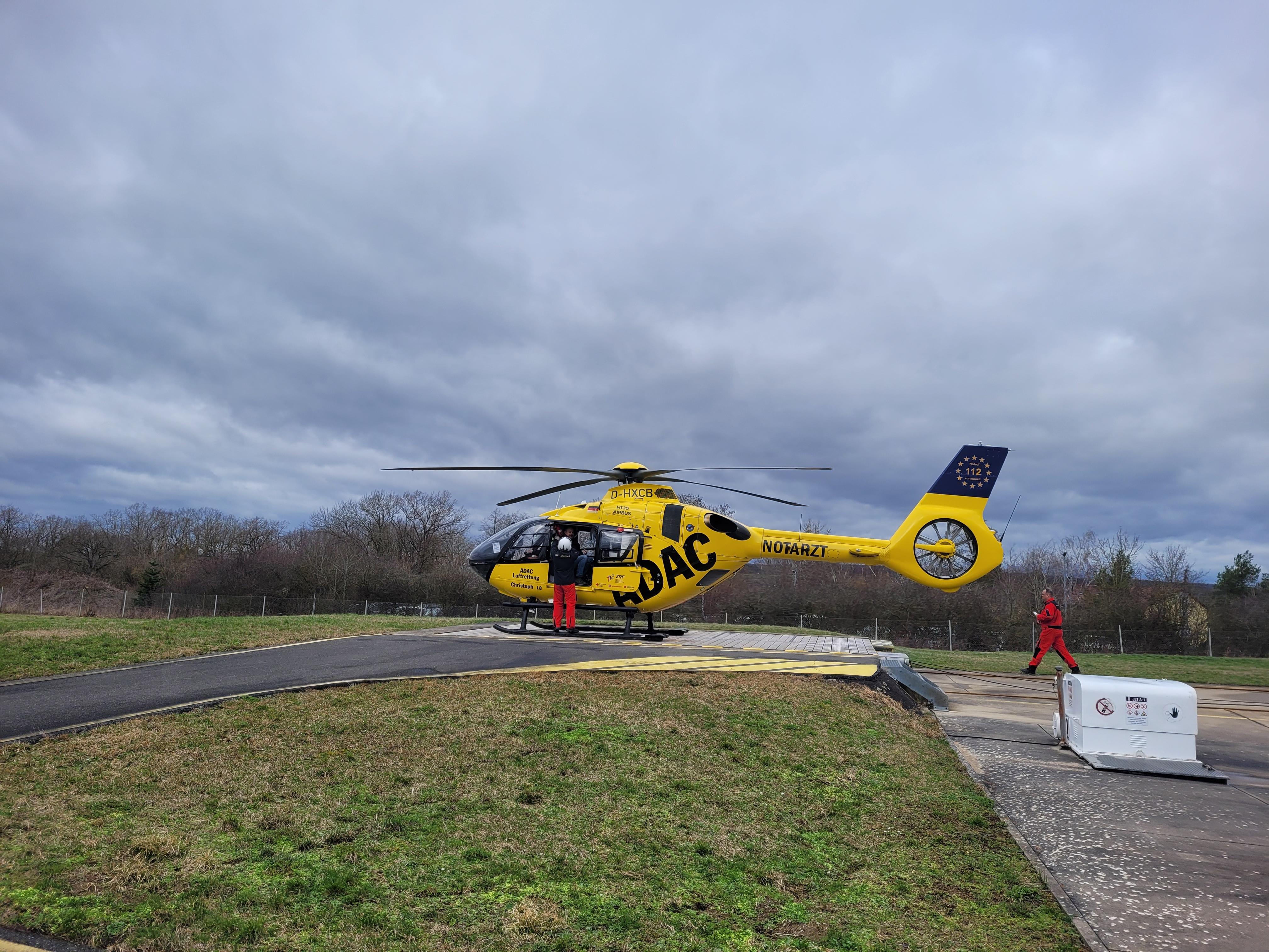 Die Crew der "Christoph 18" in Ochsenfurt besteigt den Rettungshubschrauber. 