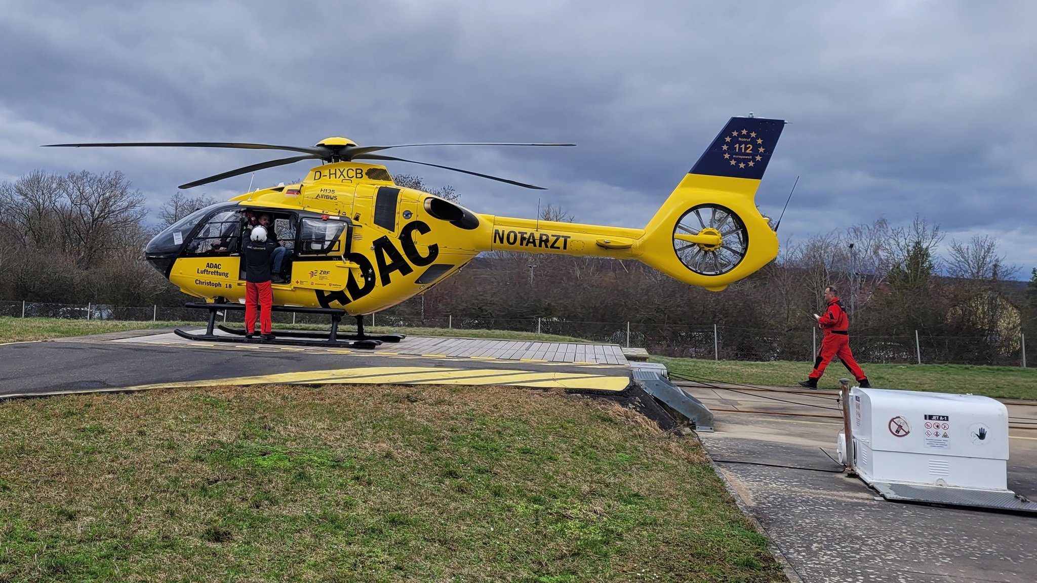 Die Crew der "Christoph 18" in Ochsenfurt besteigt den Rettungshubschrauber. 