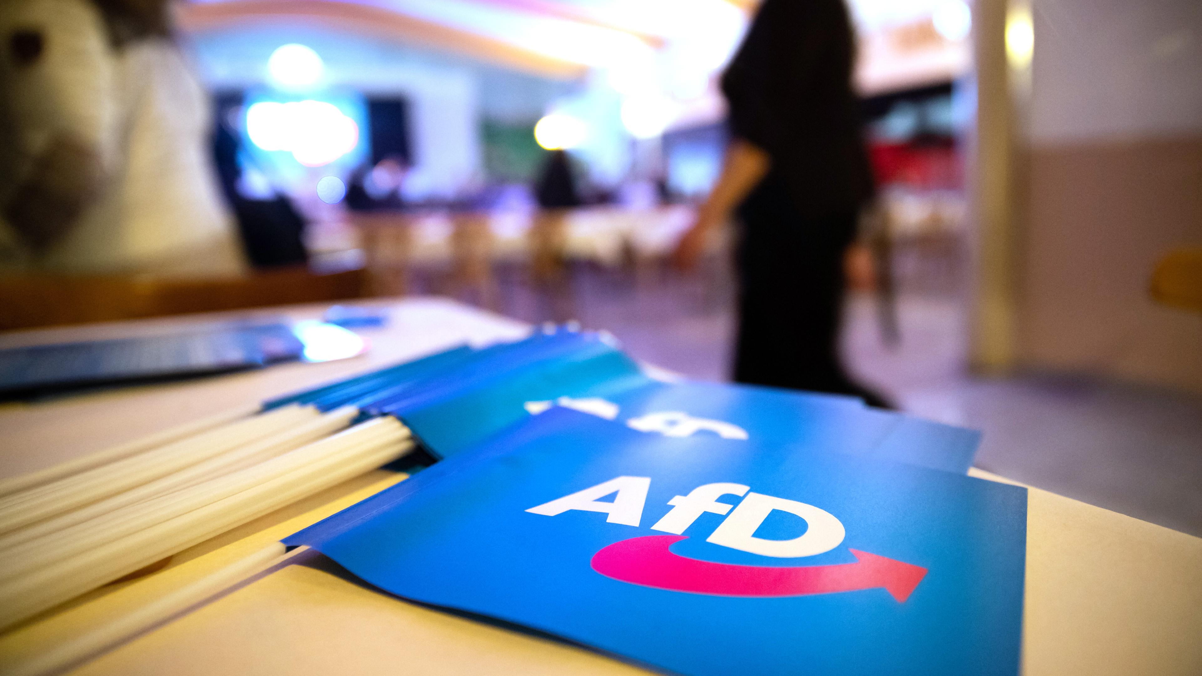 Der Verfassungsschutz stuft die AfD als gesichert rechtsextremistisch ein. Die Partei klagt dagegen. Zugleich unternimmt sie nichts, um gemäßigter aufzutreten.