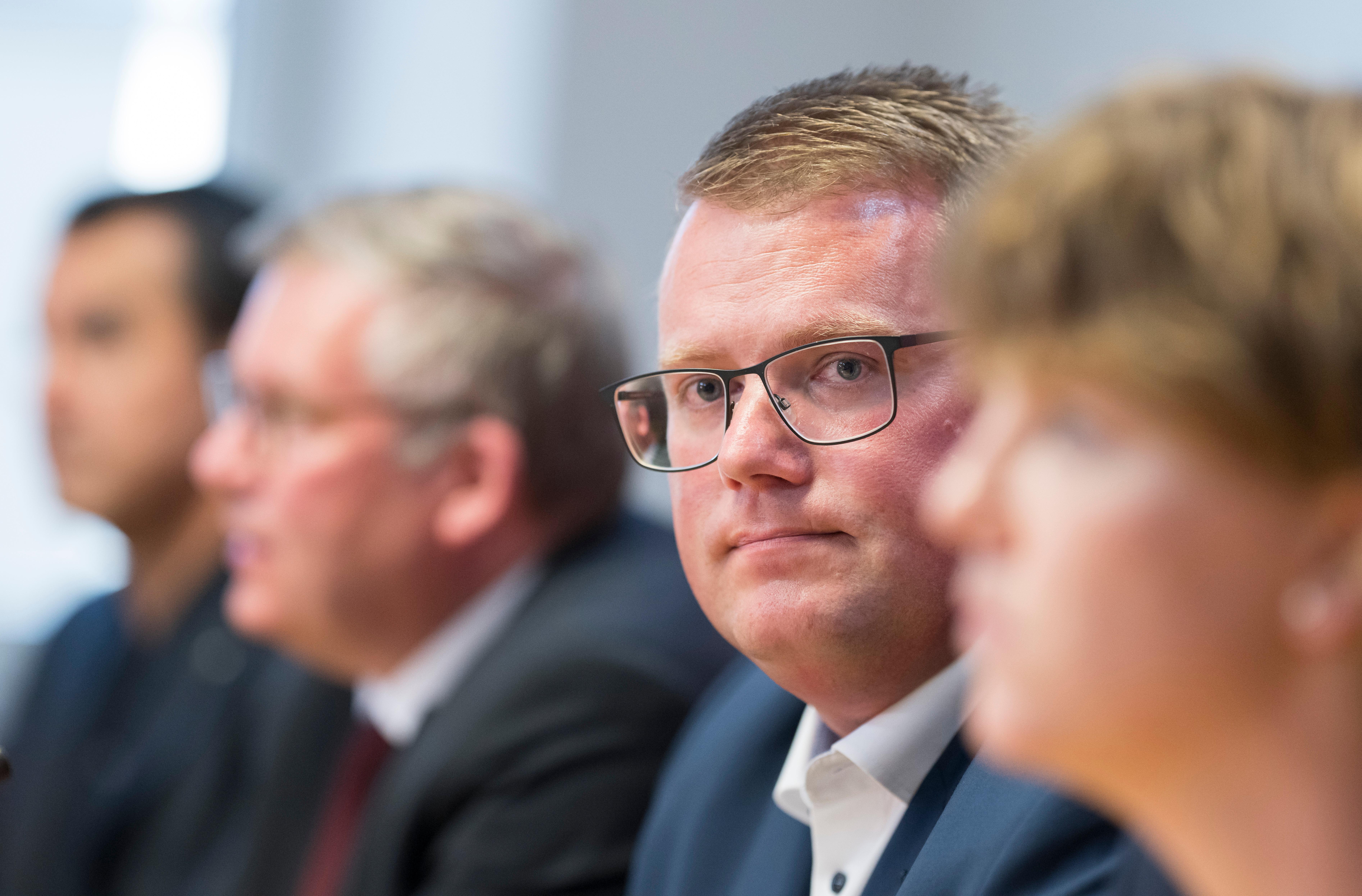 Holger Grießhammer umrahmt von seinem Parlamentarischen Geschäftsführer und der Partei-Linken Anna Rasehorn