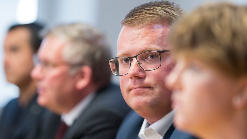 Holger Grießhammer umrahmt von seinem Parlamentarischen Geschäftsführer und der Partei-Linken Anna Rasehorn | Bild: picture alliance/dpa | Peter Kneffel Holger Grießhammer umrahmt von seinem Parlamentarischen Geschäftsführer und der Partei-Linken Anna Rasehorn