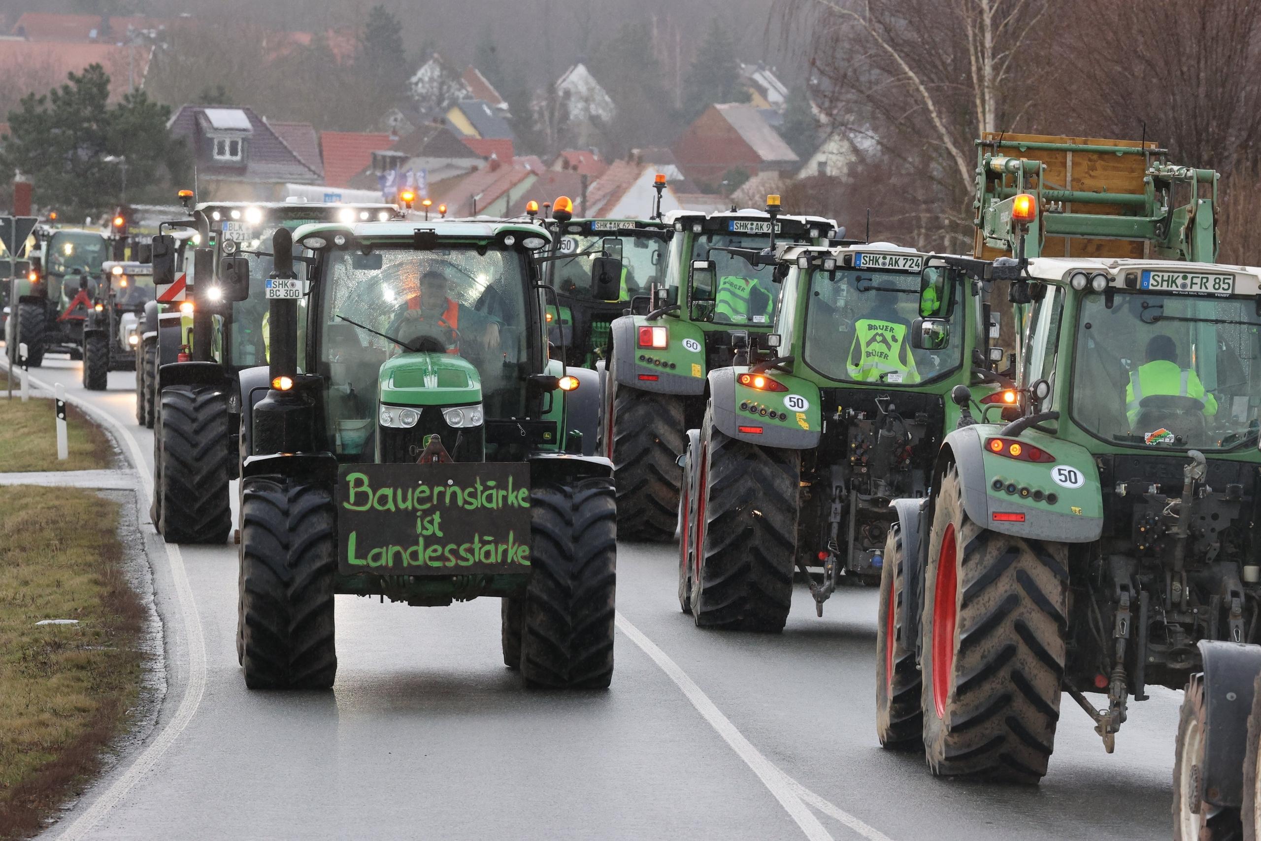 Bauern in ihren Traktoren: Landwirte machen mit einer Aktionswoche auf ihre Lage aufmerksam (Symbolbild)