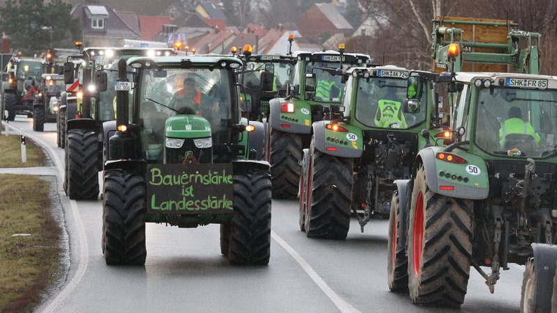 Bauern in ihren Traktoren: Landwirte machen mit einer Aktionswoche auf ihre Lage aufmerksam (Symbolbild)