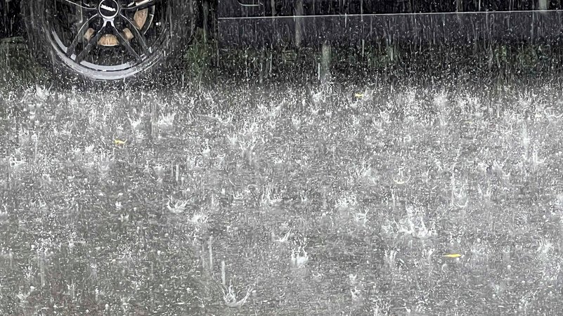 Hagel und Starkregen spritzt auf den Boden | Bild: picture alliance / ABBfoto | - Hagel und Starkregen spritzt auf den Boden