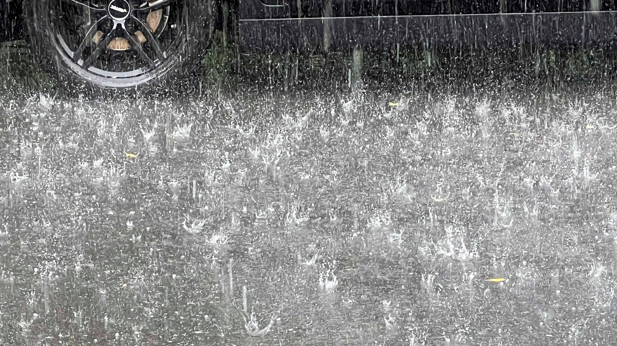 Hagel und Starkregen spritzt auf den Boden