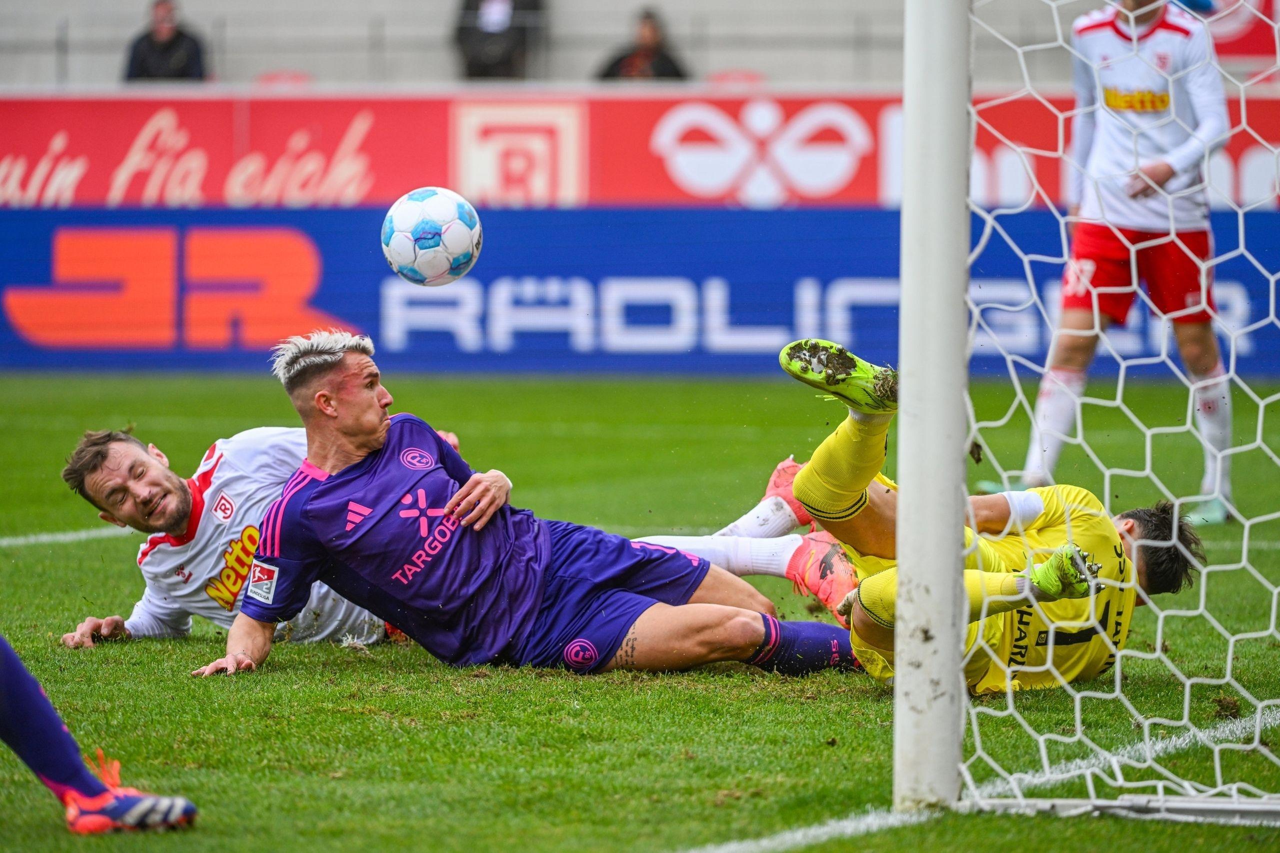 Spielszene SSV Jahn Regensburg - Fortuna Düsseldorf