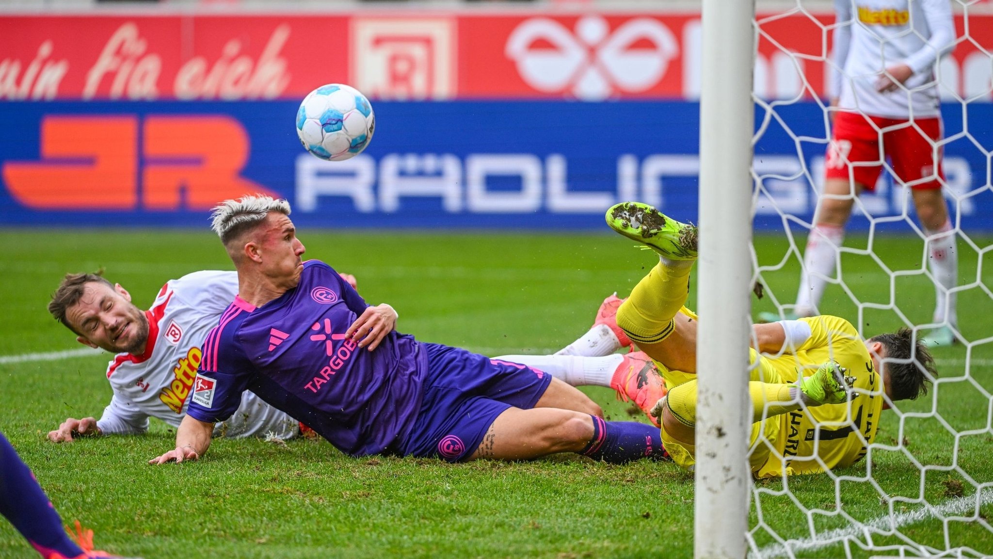 Spielszene SSV Jahn Regensburg - Fortuna Düsseldorf