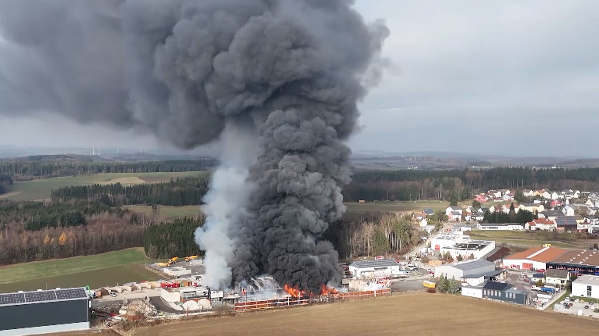 Feuerwehr hat Recycling-Lagerhallen-Brand in Gattendorf im Griff
