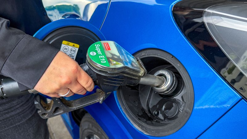 Eine Frau beim Tanken | Bild: picture alliance / HMB Media | Marco Bader Eine Frau beim Tanken