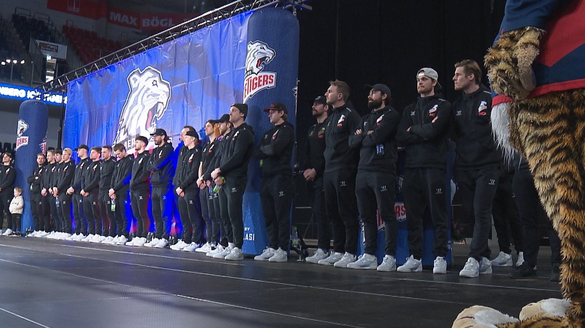 Die Nürnberg Ice Tigers stehen bei ihrer Saisonabschlussfeier auf der Bühne in der Nürnberger Arena
