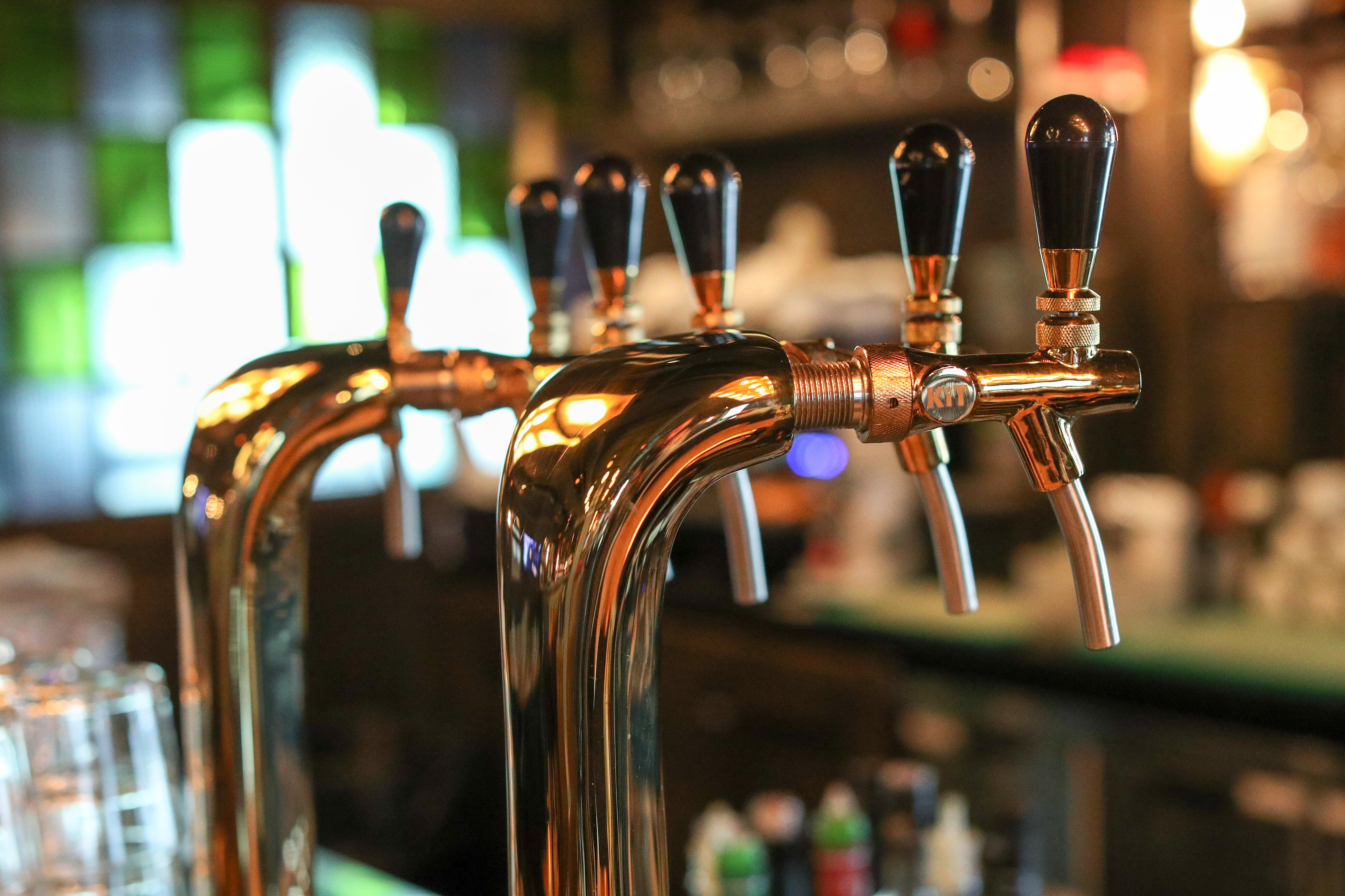 Symbolbild: Zapfhähne ohne Bier.