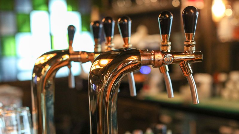 Symbolbild: Zapfhähne ohne Bier. | Bild: picture alliance / Globa Look Press | Petrov Sergey Symbolbild: Zapfhähne ohne Bier.