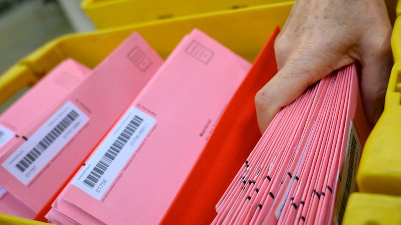 Eine Postmitarbeiterin sortiert Briefwahlunterlagen bei der Landtagswahl in Baden-Württemberg im Frühjahr 2021. 