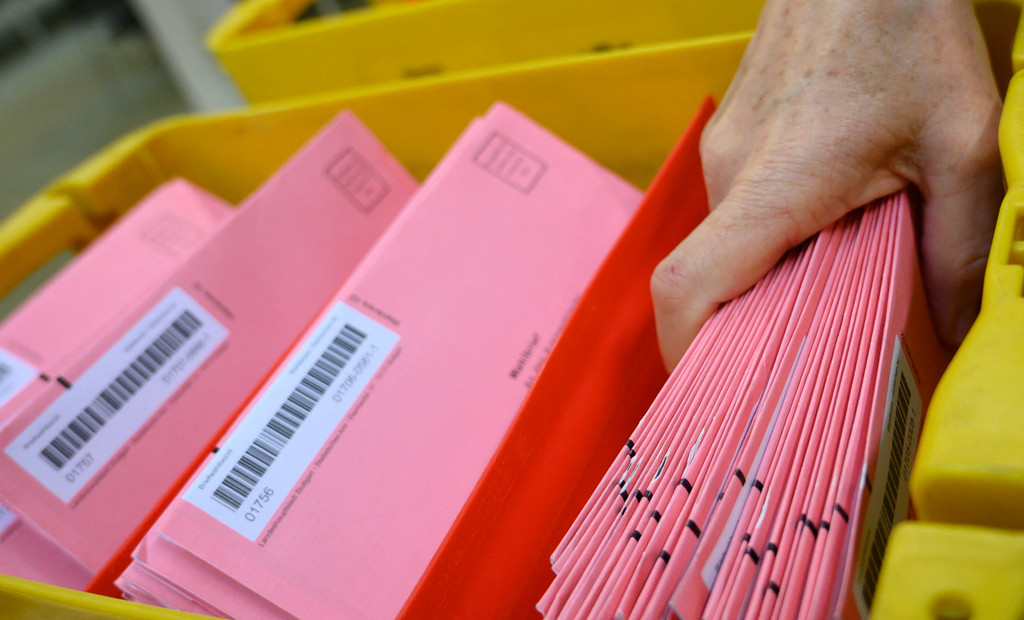 Eine Postmitarbeiterin sortiert Briefwahlunterlagen bei der Landtagswahl in Baden-Württemberg im Frühjahr 2021. 