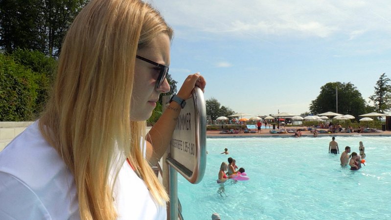 Bademeisterin steht am Beckenrand und beobachtet Badebetrieb | Bild: BR Bademeisterin steht am Beckenrand und beobachtet Badebetrieb