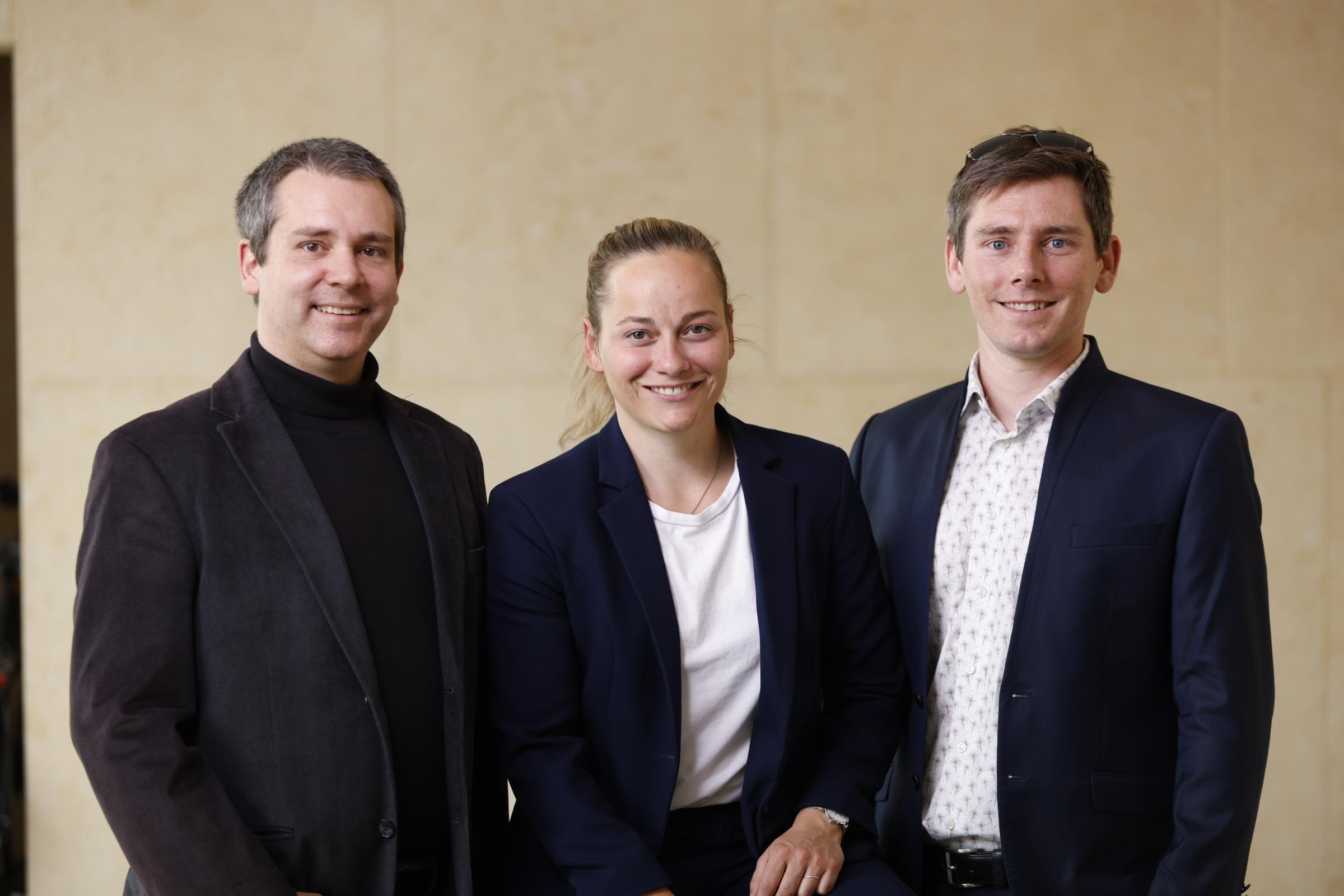 (v.l.) Sebastian Bauer, Laura Henschker und Danilo Fries bei der Preisverleihung in Berlin