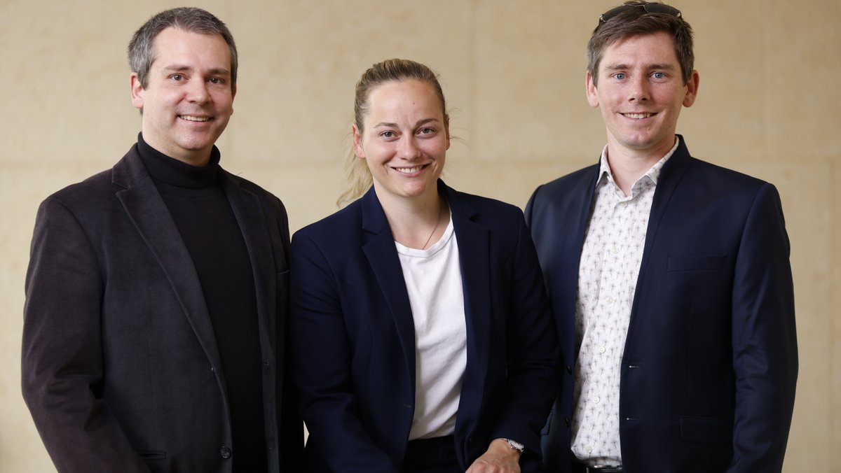 (v.l.) Sebastian Bauer, Laura Henschker und Danilo Fries bei der Preisverleihung in Berlin