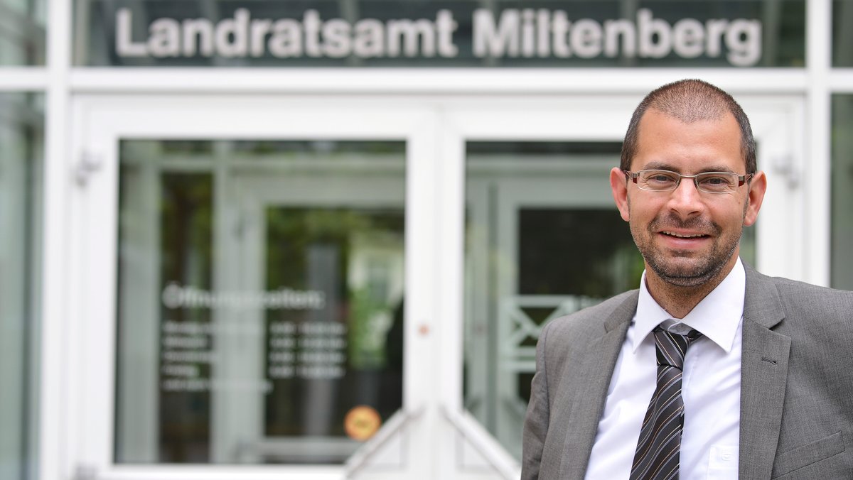 Jens Marco Scherf, Landrat im Landkreis Miltenberg, steht vor dem Landratsamt.