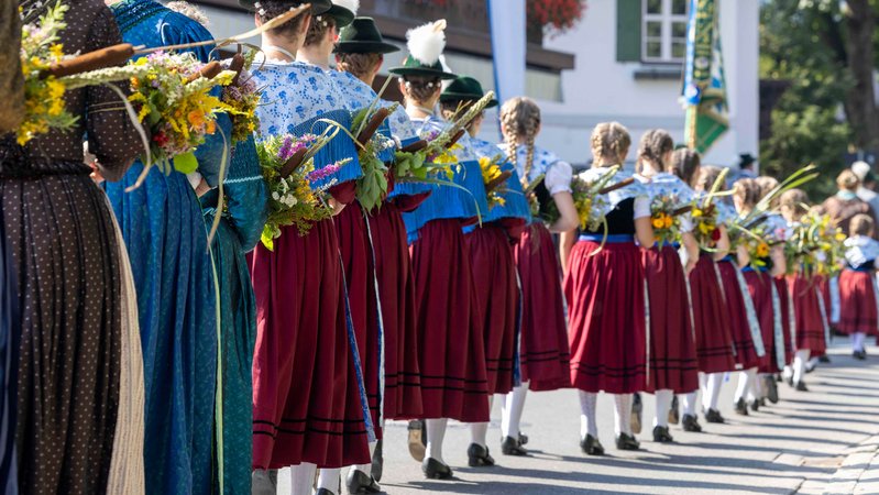 In Tracht gekleidete Maedchen und Frauen ziehen beim großen Trachtenfestzug an Mariae Himmelfahrt durch Kochel am See | Bild: picture alliance / epd-bild | Theo Klein In Tracht gekleidete Maedchen und Frauen ziehen beim großen Trachtenfestzug an Mariae Himmelfahrt durch Kochel am See