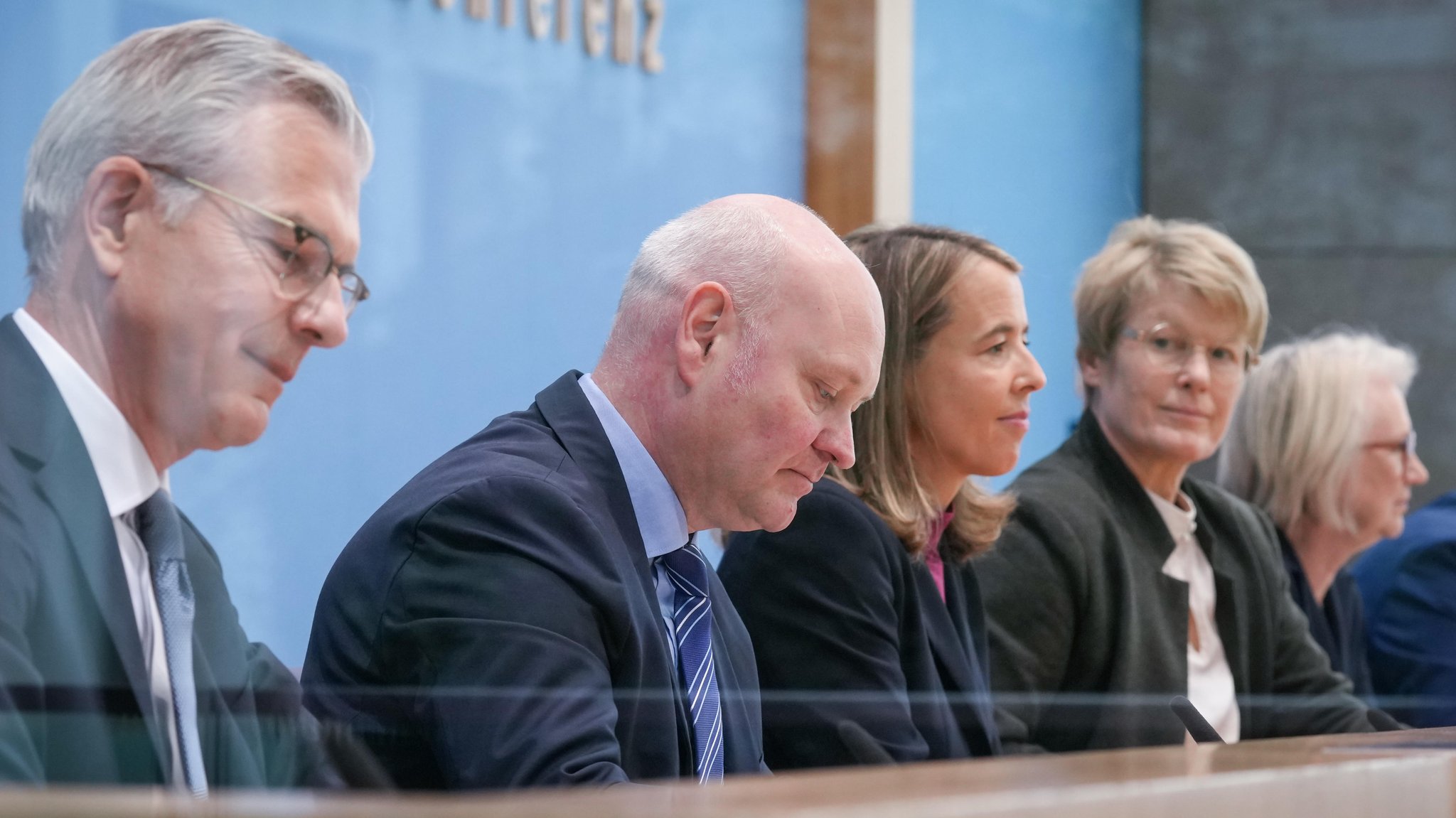 Der Sachverständigenrat zur Begutachtung der gesamtwirtschaftlichen Entwicklung, auch Wirtschaftsweisen genannt, sitzt nebeneinander am Podium der Bundespressekonferenz. Veronika Grimm, zweite von links, schaut ihre Kollegin rechts neben sich an. 