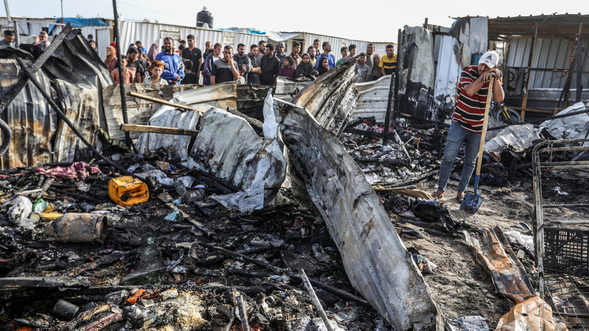 Palästinenser inspizieren zerstörte Zelte und Unterkünfte nach einem israelischen Luftangriff auf ein Flüchtlingslager.