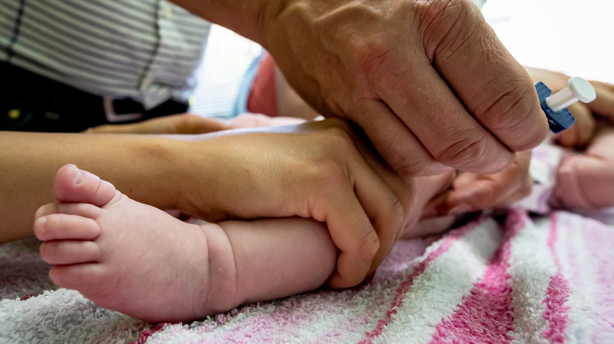 Ein Baby, dem eine Impfung ins Bein injiziert wird