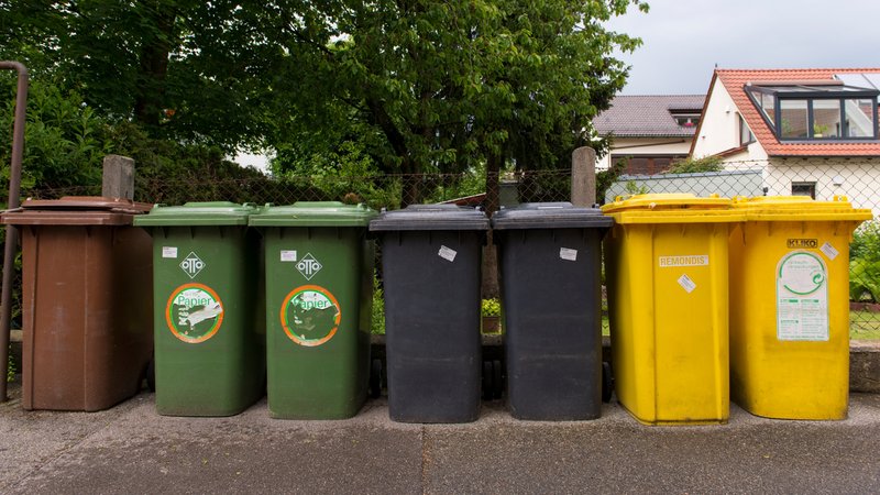 (Symbolbild) Mehrere Mülltonnen für Kompost, Papier, Restmüll und Verrkaufsverpackungen stehen nebeneinander an einem Zaun in Augsburg | Bild: BR/Christine Meder (Symbolbild) Mehrere Mülltonnen für Kompost, Papier, Restmüll und Verrkaufsverpackungen stehen nebeneinander an einem Zaun in Augsburg