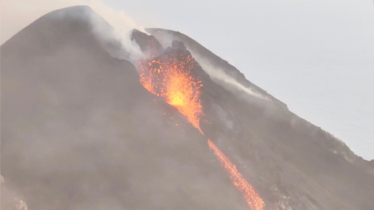 Der Stromboli, ein stets aktiver Vulkan, hier bei seinem Ausbruch Anfang Juli.