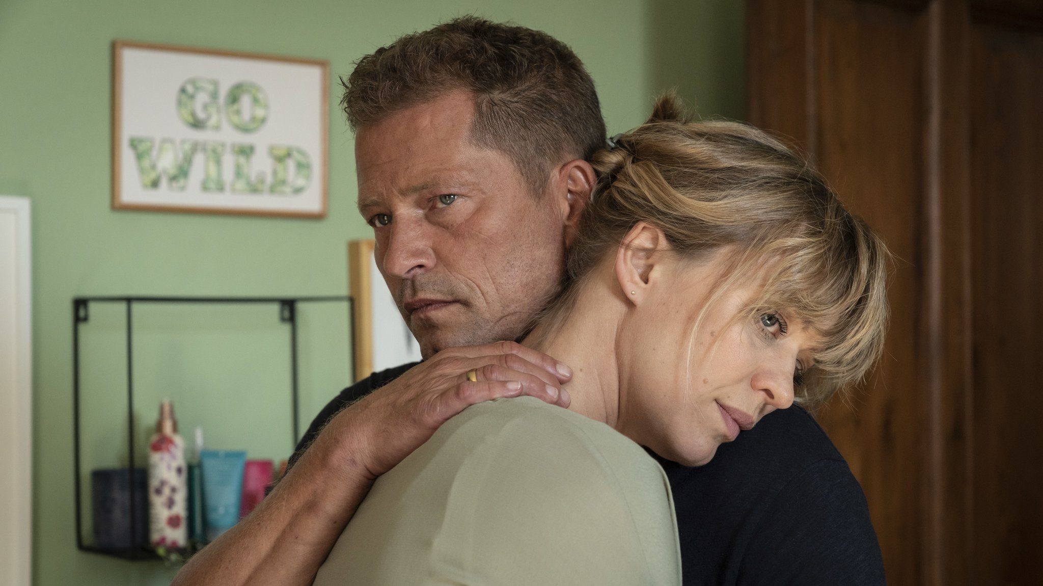 Das Kind ist krank, doch das Leben muss weiter gehen: Heike Makatsch und Til Schweiger in " "Gott, du kannst ein Arsch sein!" (Filmszene).