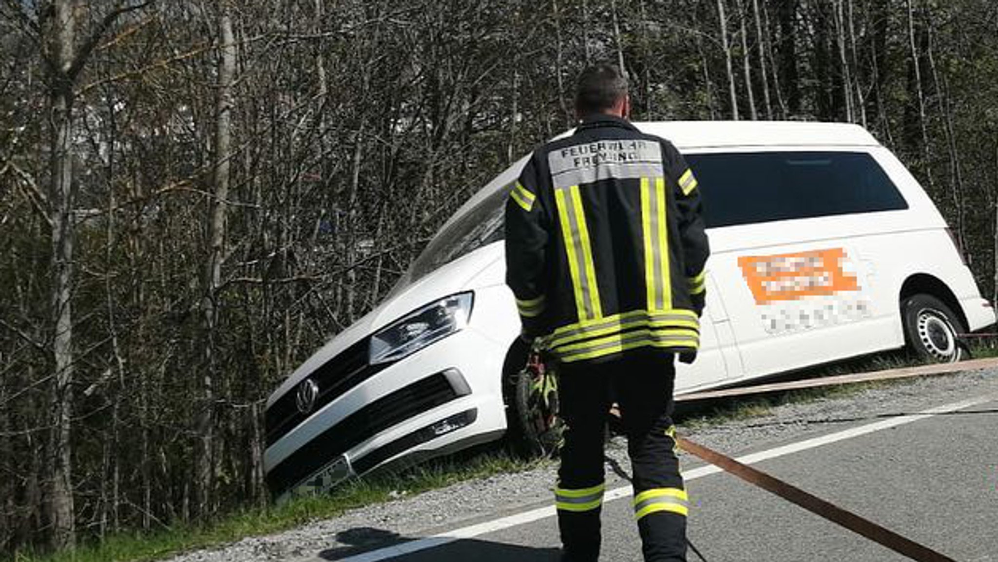 Der Krankentransporter an der Böschung