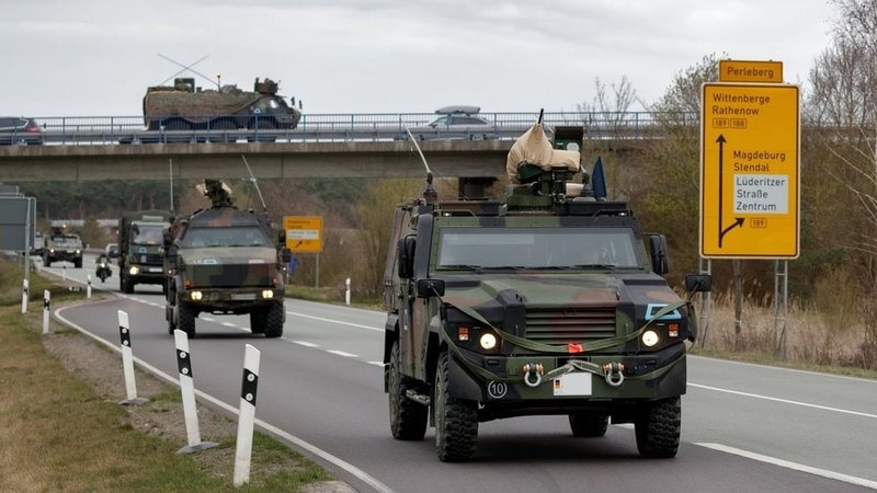 Radfahrzeuge der Bundeswehr auf einem Straßenmarsch. | Bild: dpa-Bildfunk/Marco Dorow Radfahrzeuge der Bundeswehr auf einem Straßenmarsch.