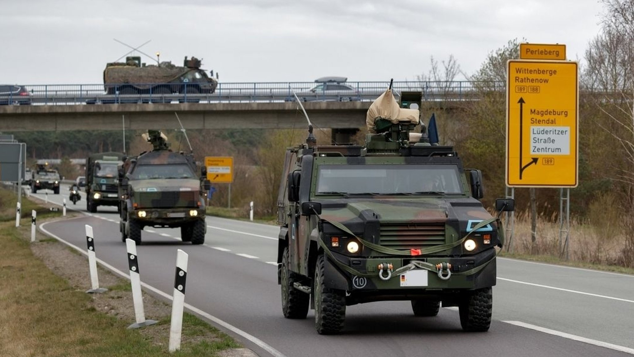 Radfahrzeuge der Bundeswehr auf einem Straßenmarsch. 