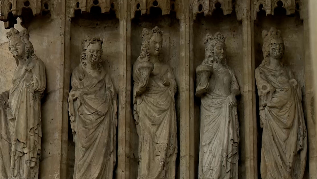 Steinskulpturen von Frauen an der Fassade einer Kirche. | Bild: BR Steinskulpturen von Frauen an der Fassade einer Kirche.