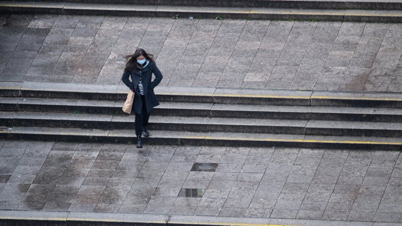 Frankfurt/Main: Eine Frau mit Maske geht allein über die Hauptwache in Frankfurt am Main.