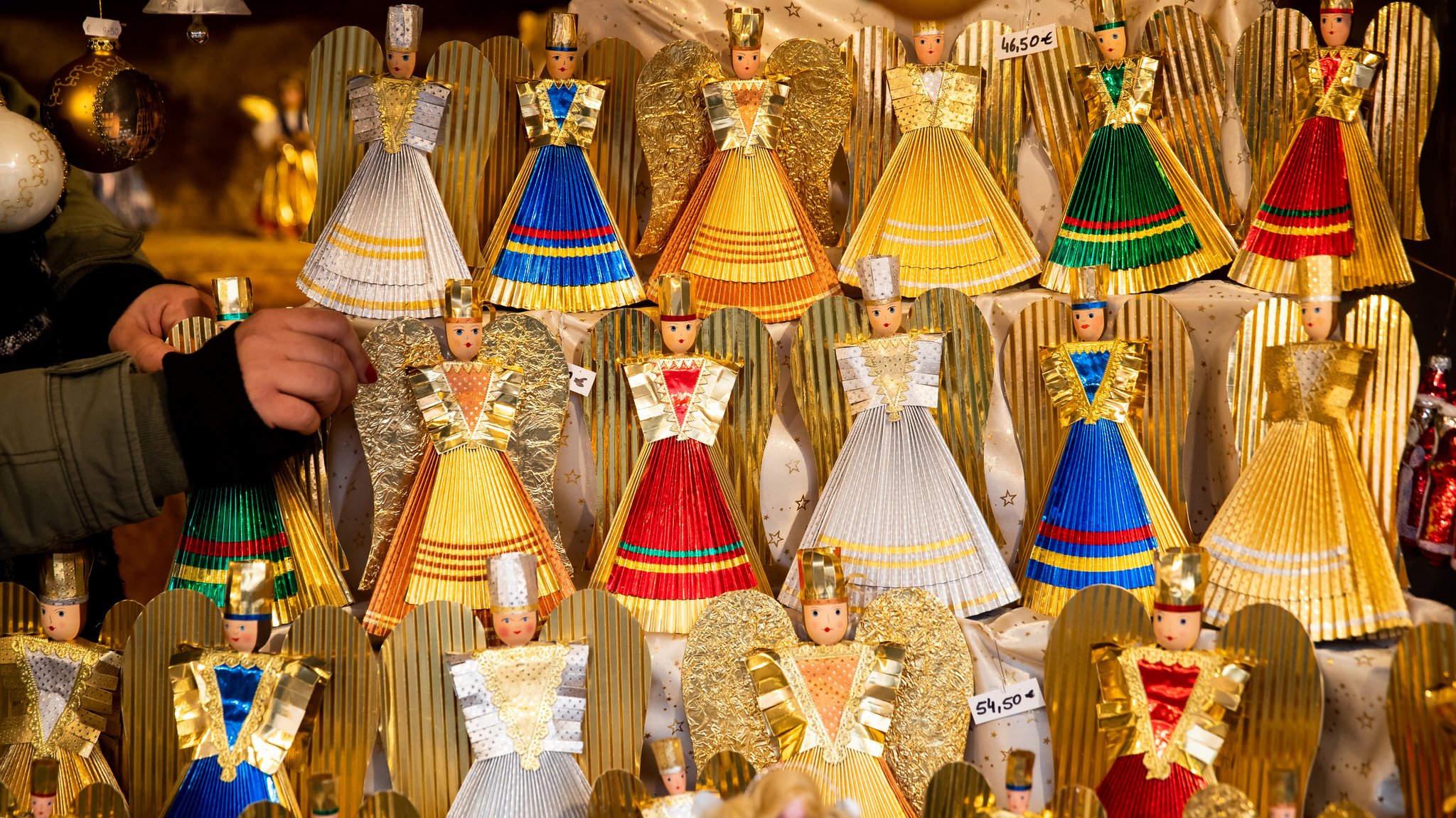 Eine Christkindlesmarktbude mit Rauschgoldengeln | Bild: picture alliance/dpa | Daniel Karmann Eine Christkindlesmarktbude mit Rauschgoldengeln