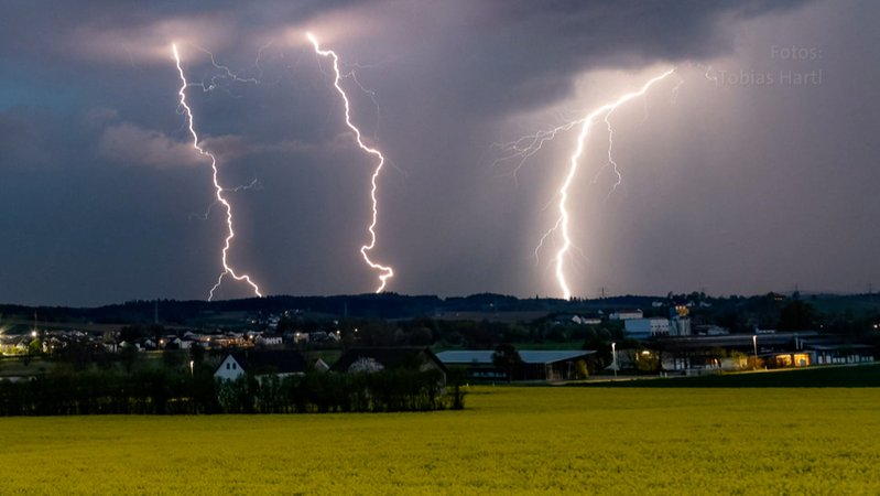 Faszinierendes Naturschauspiel gestern in Südbayern: Eine Gewitterzelle zog über München nach Osten. Viele Menschen zücken die Handy für Blitzfotos - doch meist ohne Erfolg. Was fasziniert die Menschen an Gewittern und wie jagt der Foto-Profi die Blitze?