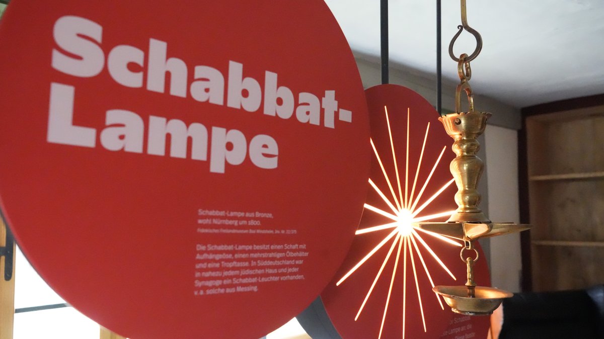 Ein echter Blickfang: Die Schabbat-Lampe in der Allersheimer Synagoge.