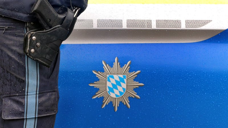 Bayern, Kempten: ILLUSTRATION - Ein Polizist mit Handschellen und einer Pistole am Gürtel | Bild: dpa-Bildfunk/Karl-Josef Hildenbrand Bayern, Kempten: ILLUSTRATION - Ein Polizist mit Handschellen und einer Pistole am Gürtel