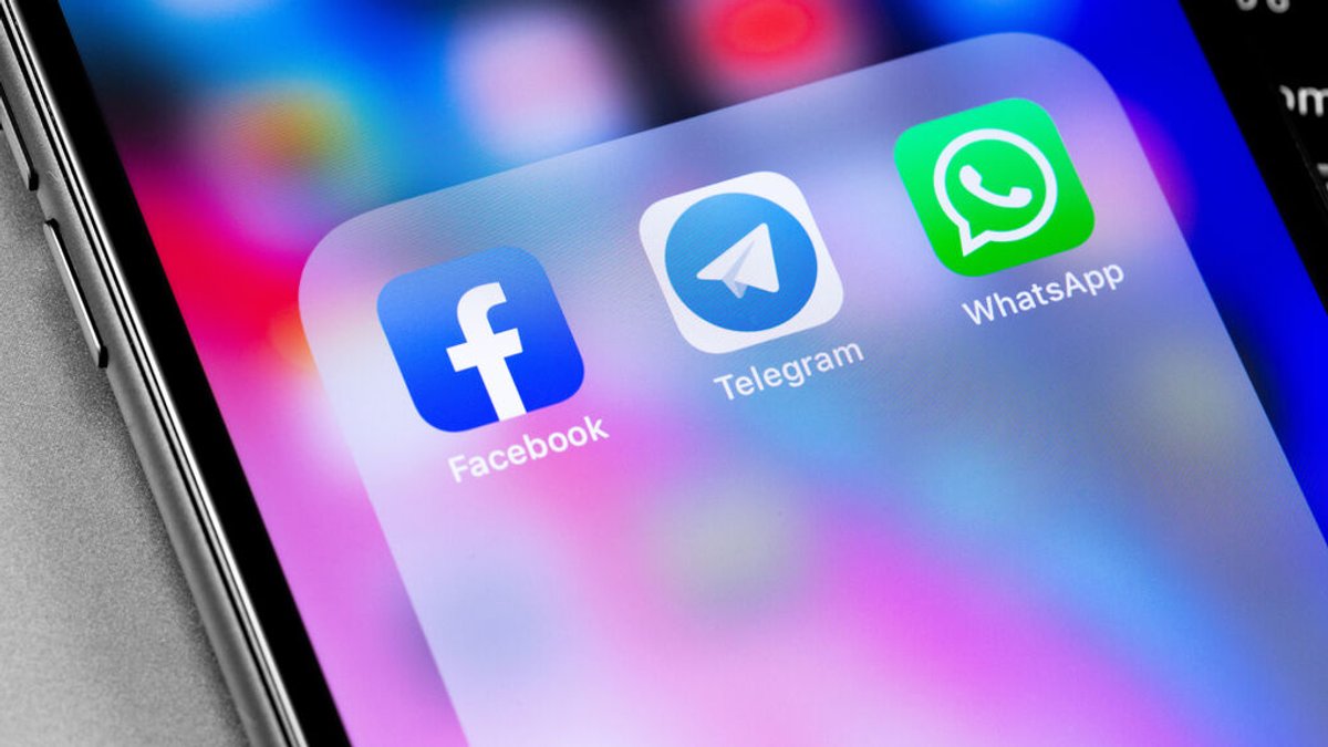Icons der Facebook-, derWhatsApp- und Telegram-App auf einem Smartphone.