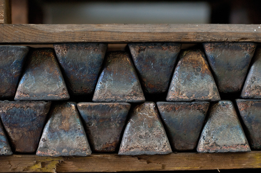 Bronzebarren liegen in einer Glockengiesserei zum Einschmelzen bereit.