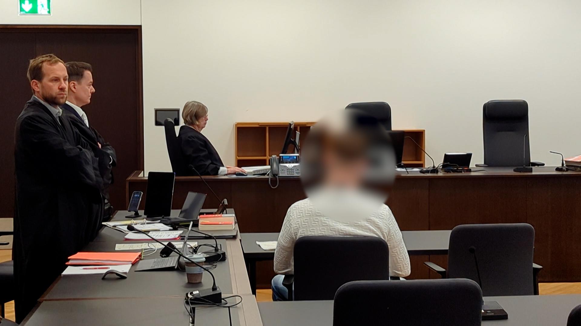 Weil er einen E-Scooter von einer Brücke geworfen haben soll, steht ein Mann in Nürnberg vor Gericht.