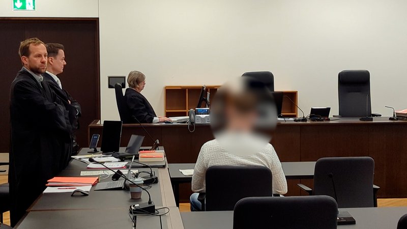 Weil er einen E-Scooter von einer Brücke geworfen haben soll, steht ein Mann in Nürnberg vor Gericht. | Bild: BR Weil er einen E-Scooter von einer Brücke geworfen haben soll, steht ein Mann in Nürnberg vor Gericht.