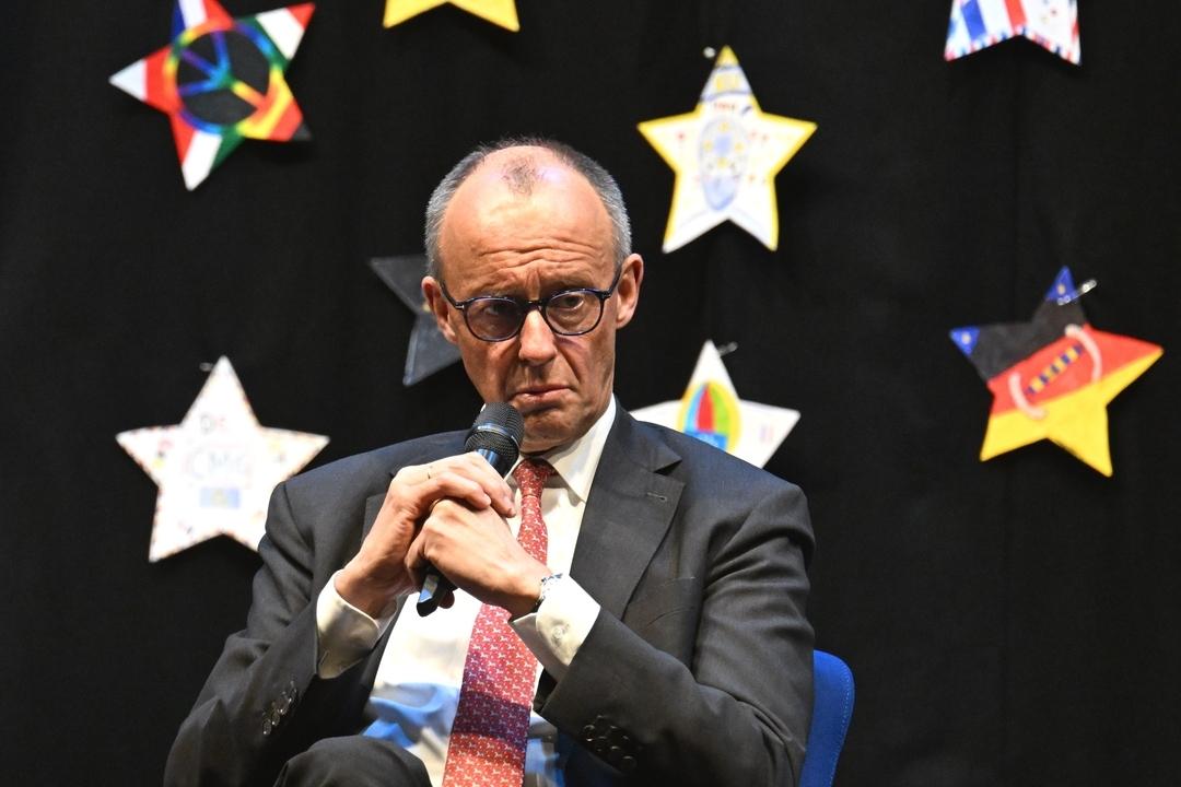 Bundeskanzler Friedrich Merz (CDU) besucht das Carolus-Magnus-Gymnasium und nimmt an einer Podiumsdiskussion mit Schülerinnen und Schülern zu Europa-Themen teil.