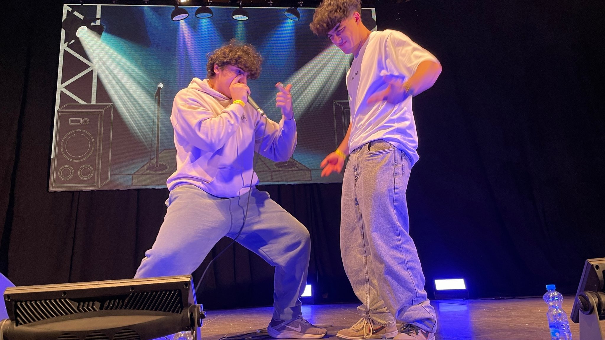 Der französische Beatboxer Julard steht mit dem spanischen Champion Gako auf der Kulturbühne im Reichshof in Bayreuth