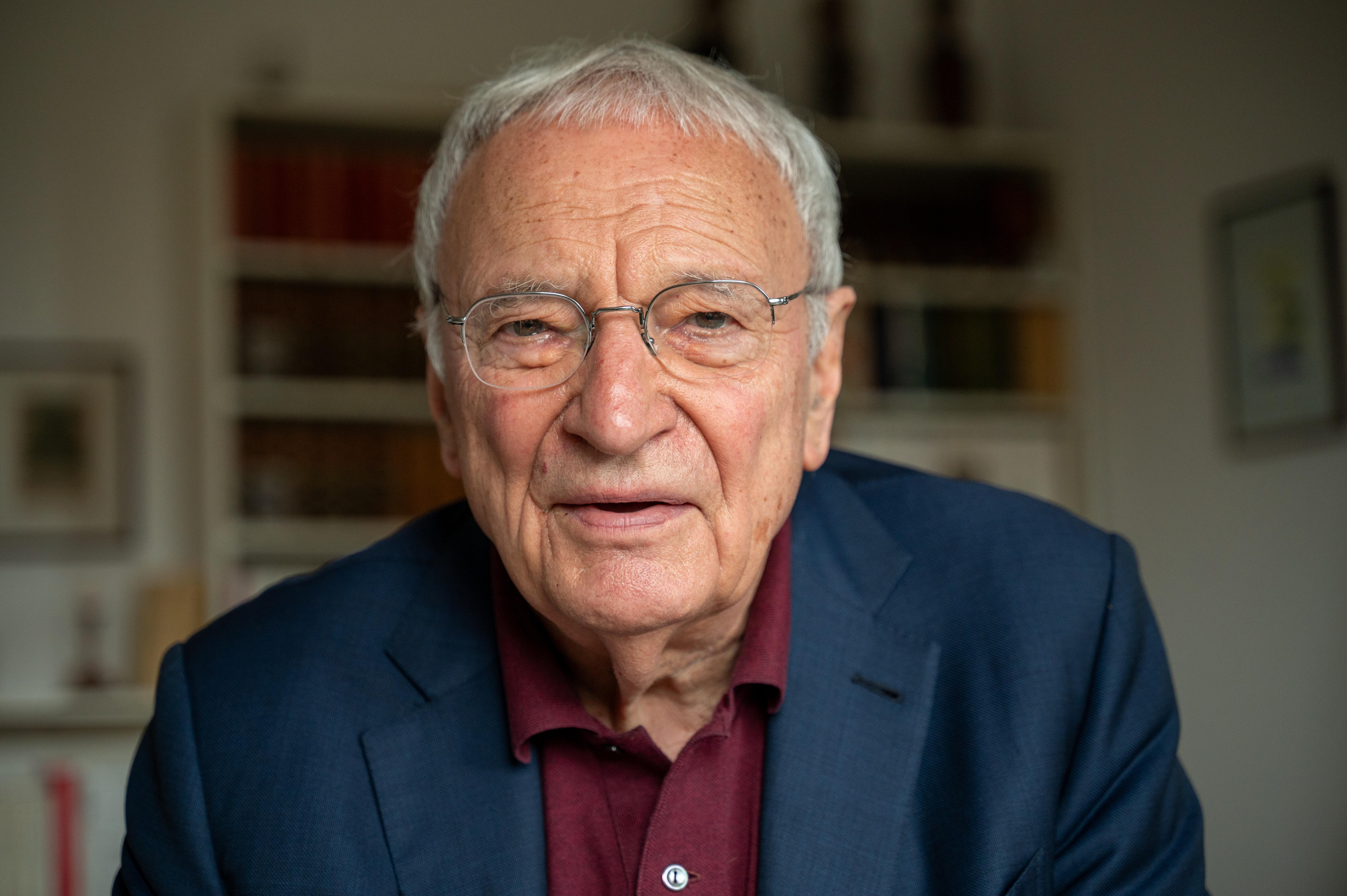 Der Schriftsteller Uwe Timm in seiner Münchner Wohnung. | Bild:picture alliance/dpa | Leonie Asendorpf